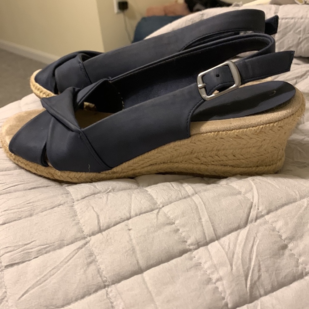 Platforms - Picture 2 of 2